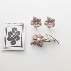 𝅺Vintage Margot Townsend Sparkling Pink Enamel Floral Earring Brooch Jewelry Set